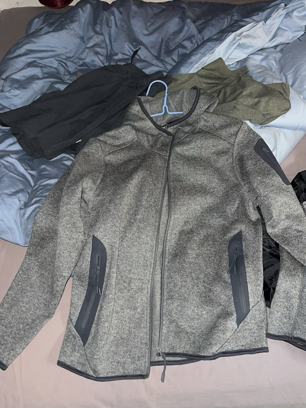 Couple fleece hoodie - zipper pocket detail